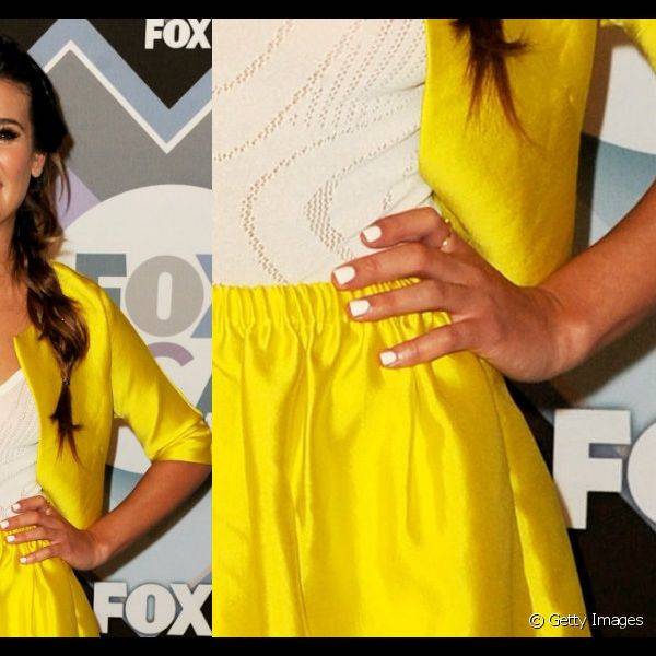 Lea apostou no estiloso esmalte branco para combinar com sua produção com peças amarelas para participar da festa FOX All-Star Party